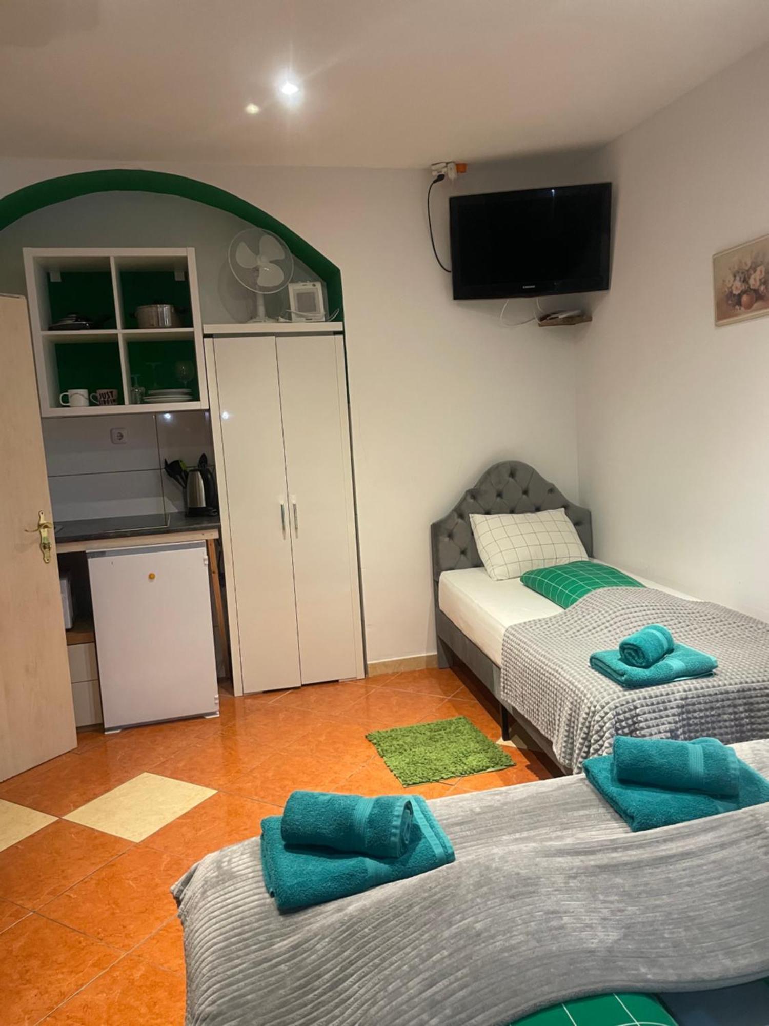 Viktoria Artur Hostel *