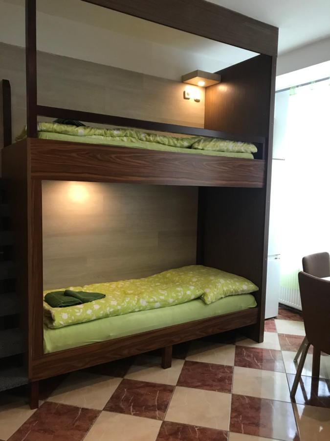 Viktoria Artur Hostel *